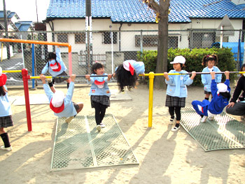 鉄棒で遊ぶ